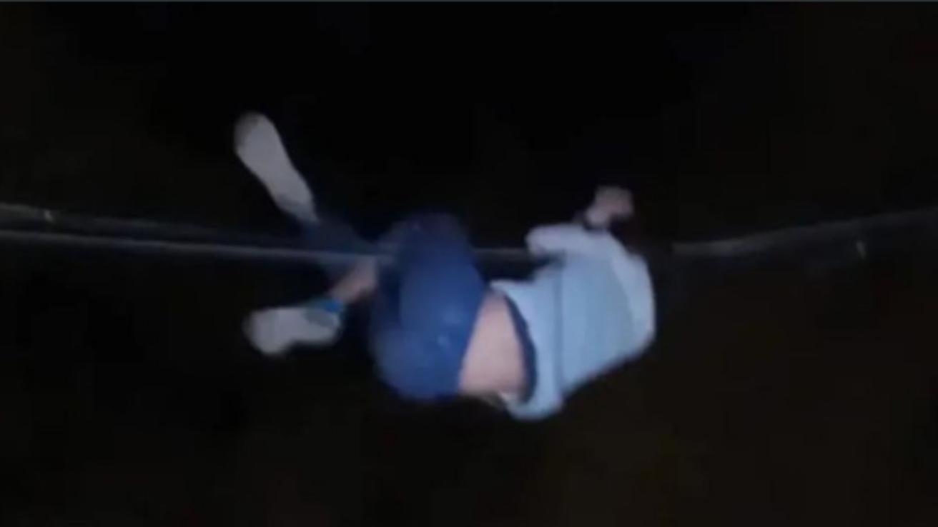 Argentina: Joven quedó colgado y enredado tras intentar robar cables de luminaria pública
