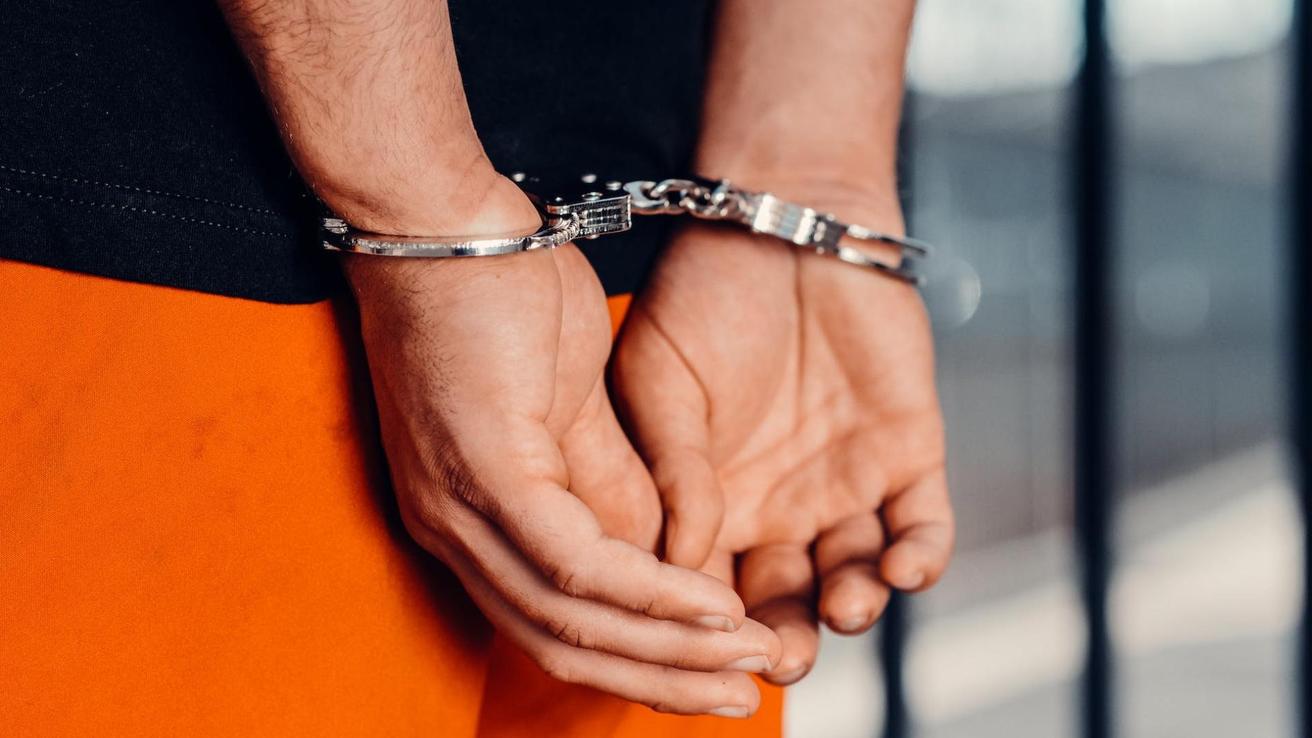 Condenan a hombre por violar a su hijastra y producir material pornográfico