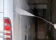 Hombre lavaba su camioneta y murió electrocutado: Lo halló un familiar tirado en el suelo