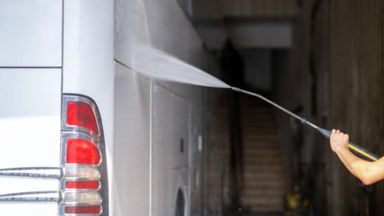 Hombre lavaba su camioneta y murió electrocutado: Lo halló un familiar tirado en el suelo