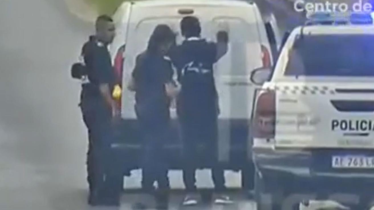 Matrimonio abandonó a su hijo en la calle para “asustarlo”: Persecución terminó con la detención de los padres
