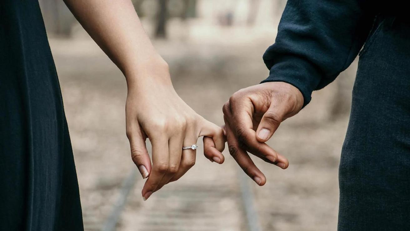 Después de 10 años de matrimonio: Mujer se enteró que era prima de su esposo