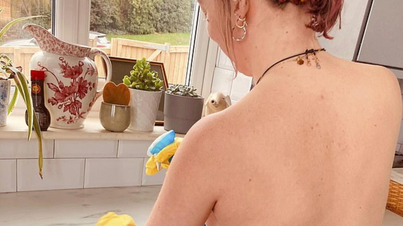Mujer limpia casas desnuda y cobra 60 dólares por hora