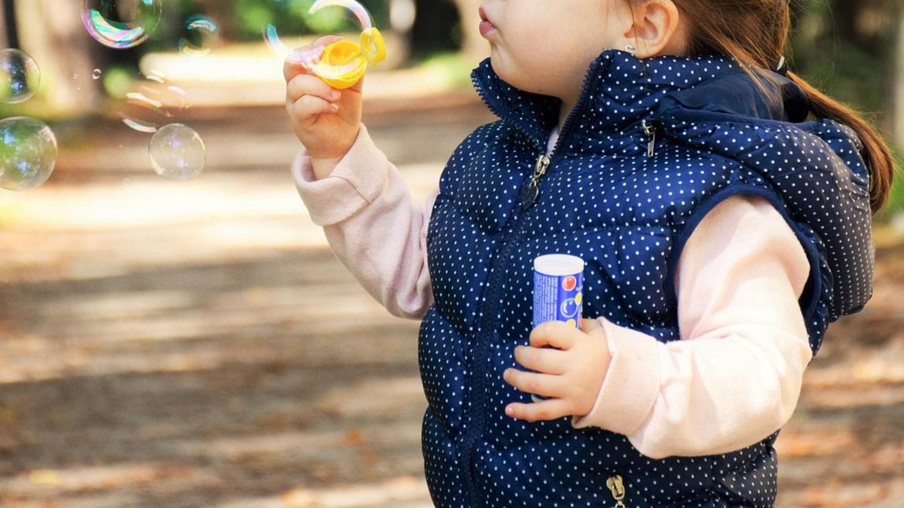 Mujer puso en venta a su hija de dos años en redes sociales: Aseguró que no podía mantenerla