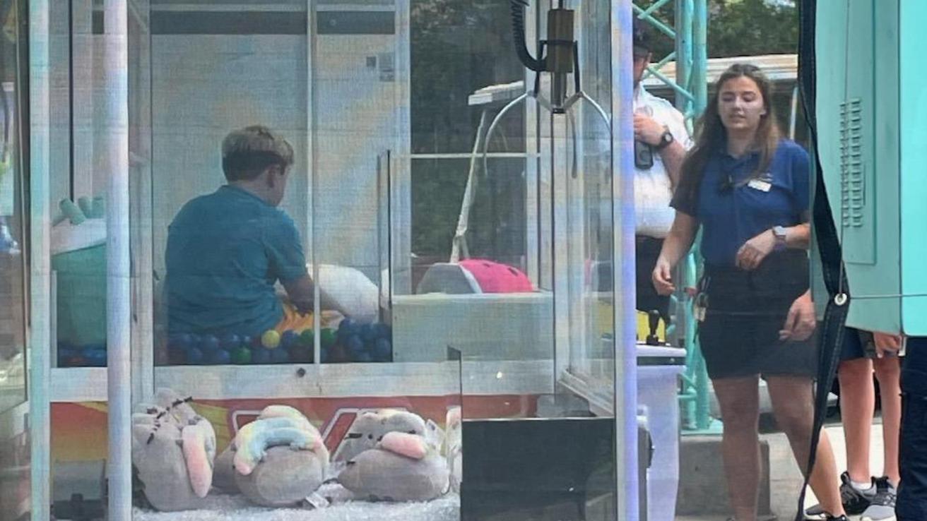 Niño de 13 años queda atrapado en una máquina mientras intentaba robar peluches
