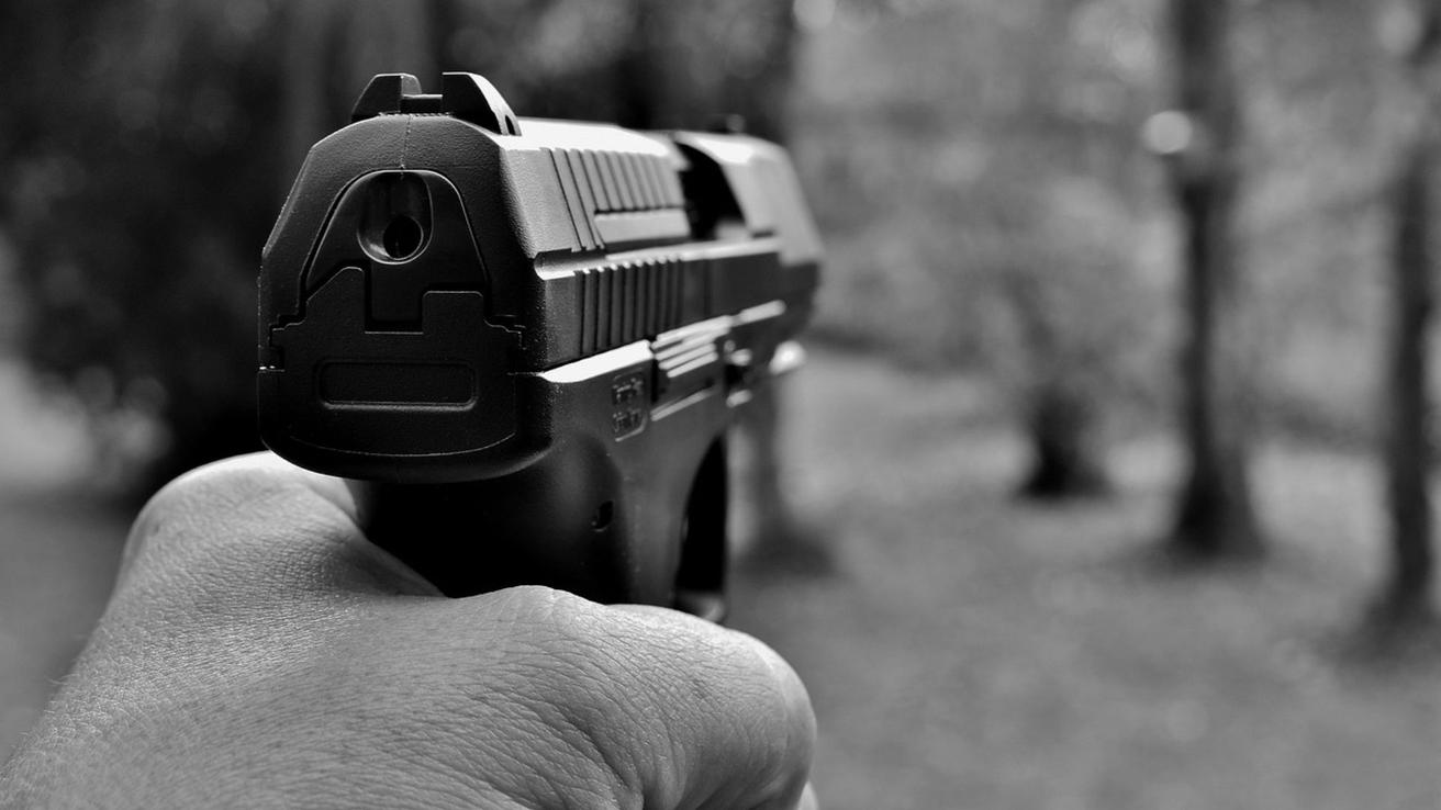 Estaba recién egresado: Policía le disparó por accidente a su compañero en Argentina