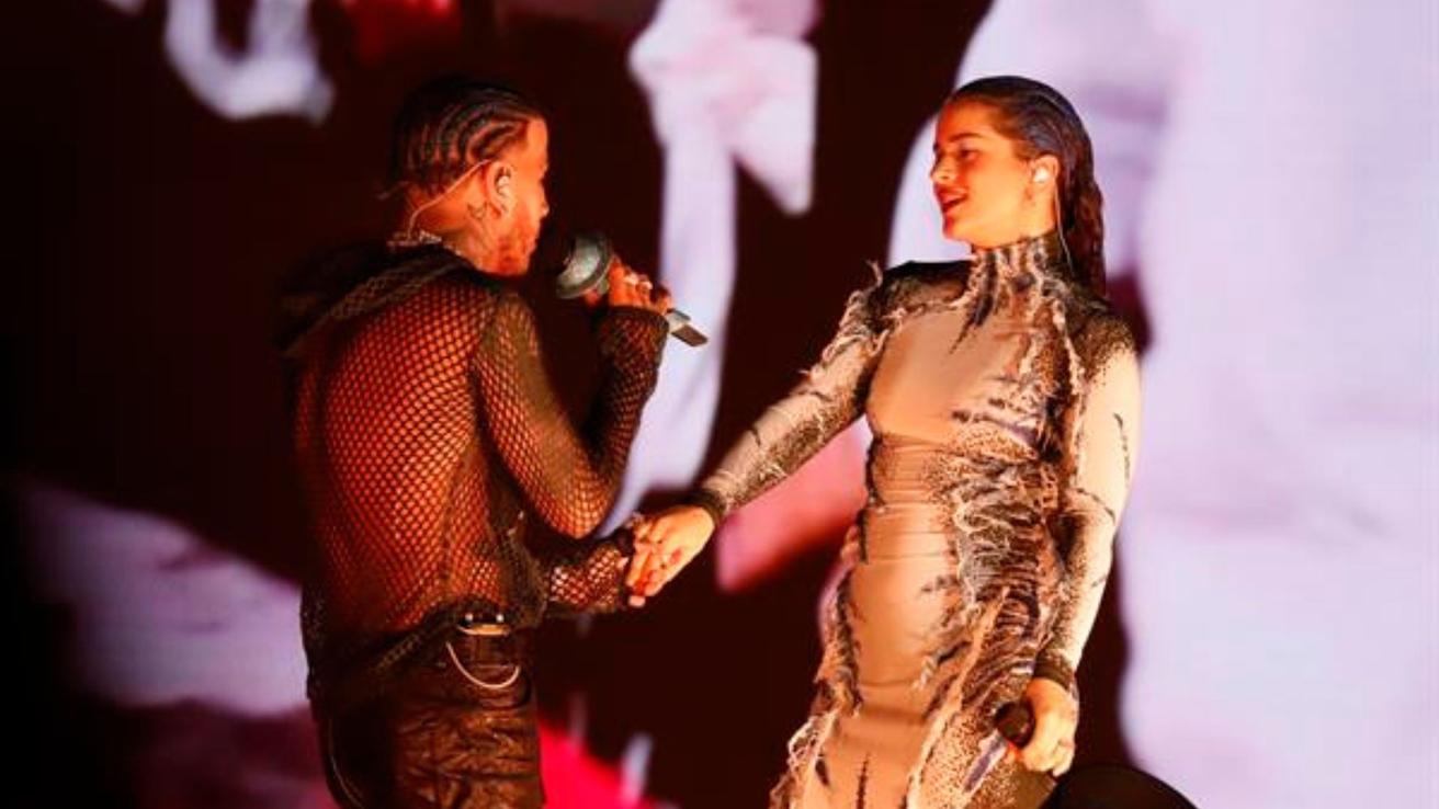 Rosalía y Rauw Alejandro derrocharon amor en su primer show tras haberse comprometido
