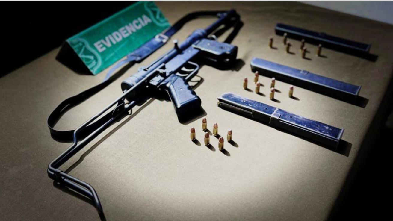Se desplazaban en auto robado y fueron detenidos en La Pintana: Portaban subfusil del Ejército argentino