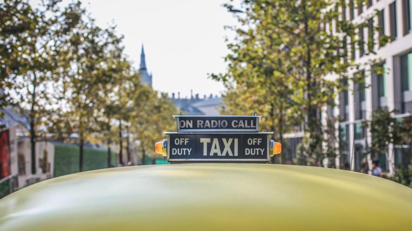 Taxista agredió a pasajera con un palo tras pedirle que bajara el volumen de la música